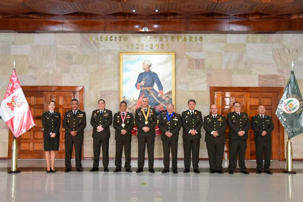 Unión Panamericana de Oficiales de Reserva de las Fuerzas Armadas de las Américas y el Caribe condecora al Comandante General del Ejército