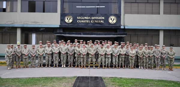 Oficiales Profesionales de Reserva reciben instrucción en la II División del Ejército