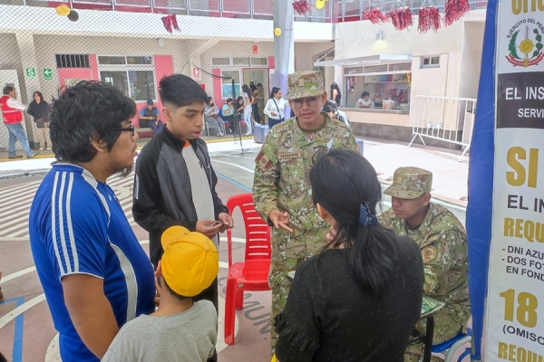 Participación de la Oficina de Registro militar distrital 053- a san Juan de Lurigancho en la &quot;Escuela de la Confianza abierta a la comunidad” en Ate Vitarte