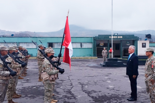 Alcalde del distrito de Yanahuara participa en Ceremonia de Izamiento del Pabellón Nacional en la SJRRR SUR